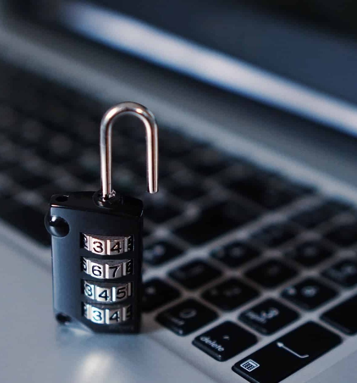 un cadenas placé sur un clavier