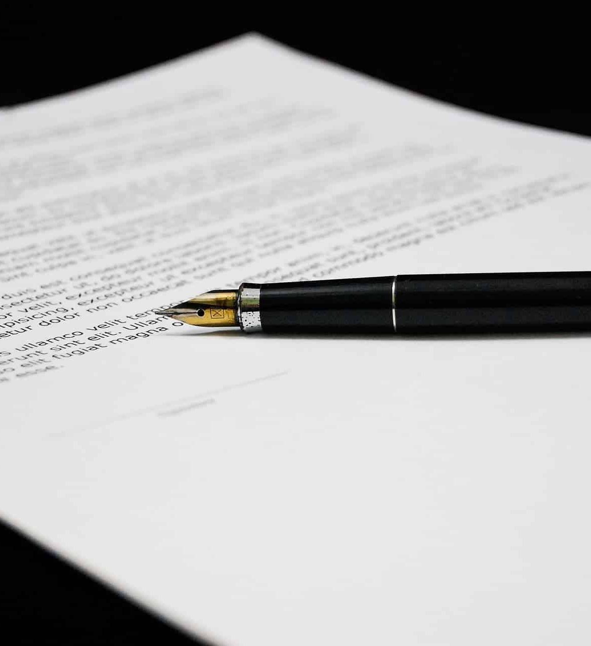 un document avec un stylo